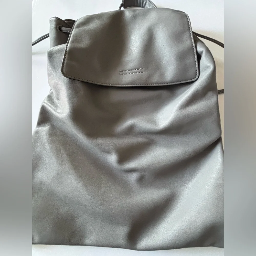 🦋2/25$ CoLab Gray faux soft Leather Pouch Back Pack - Picture 10 of 15